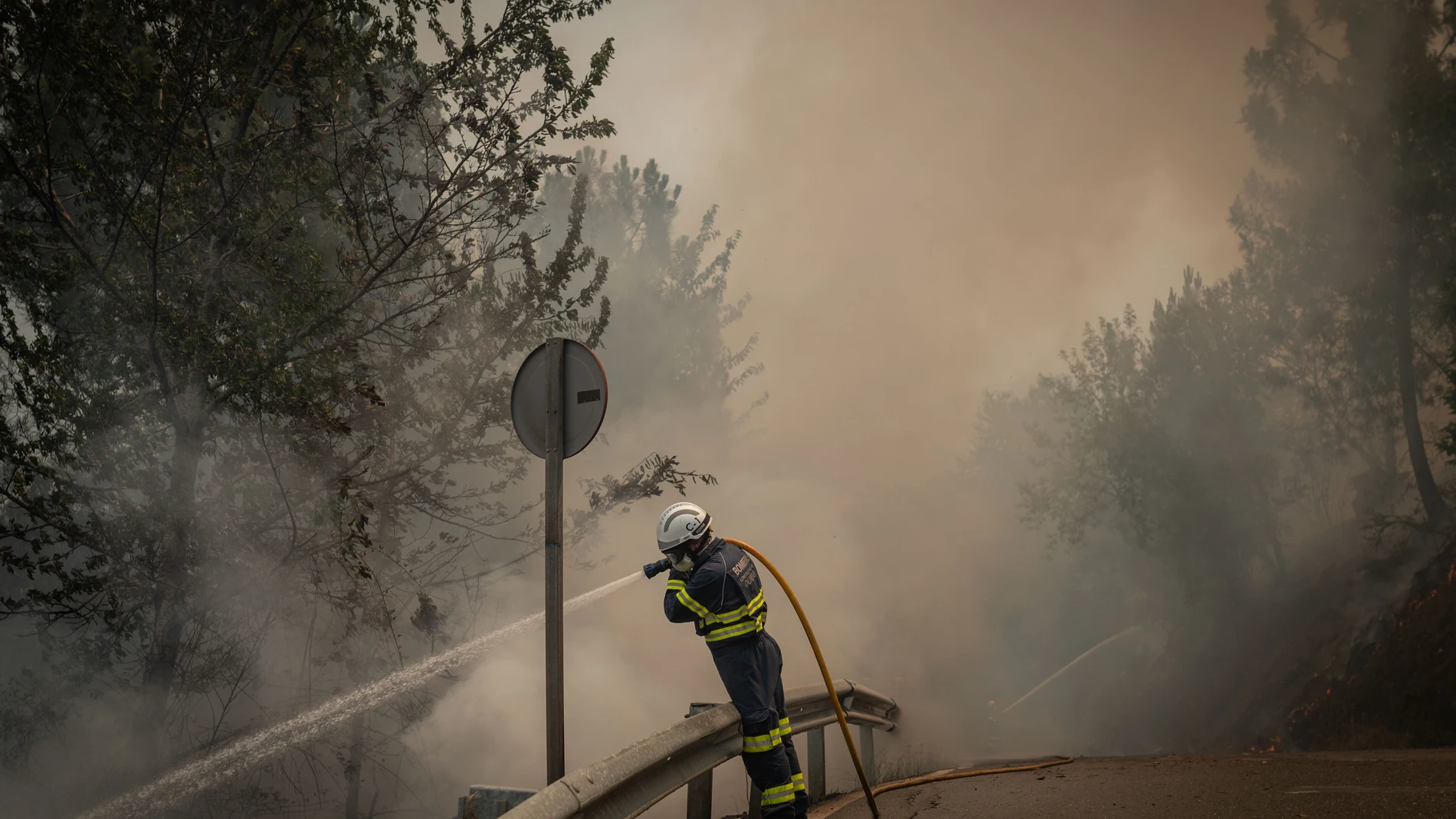 Imagen de archivo de un bombero extinguiendo un incendio forestal. 