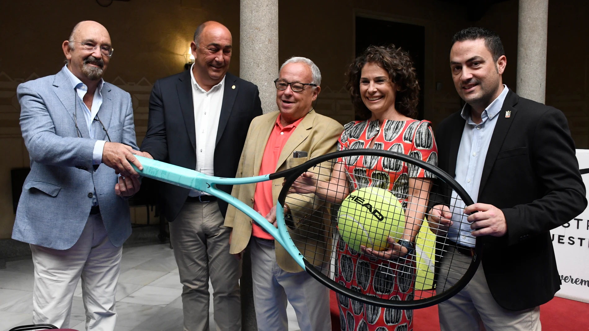 El consejero de Cultura y Deporte, Gonzalo Santonja, interviene en la presentación del Open Castilla y León de Tenis Villa de El Espinar 2022