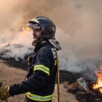 Un bombero trabaja en la extinción de un incendio este verano
