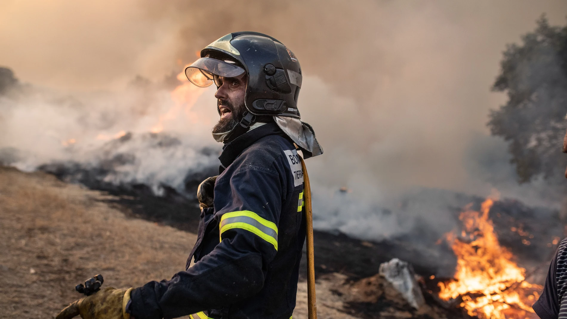 Un bombero trabaja en la extinción de un incendio este verano