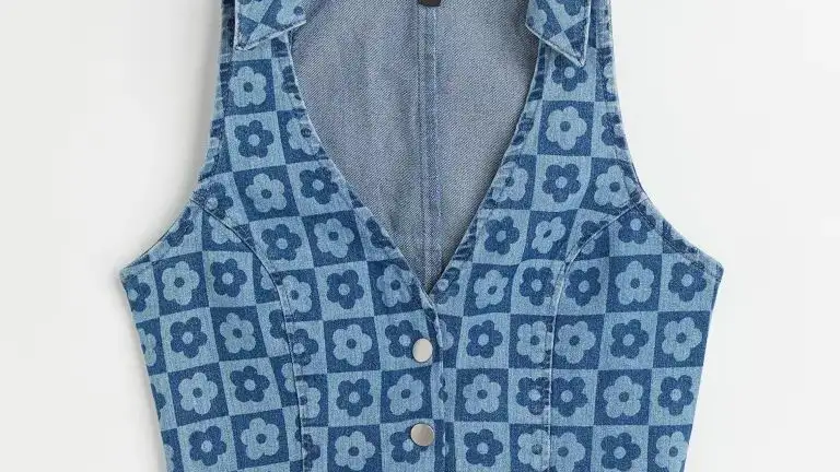 Chaleco denim con estampado.