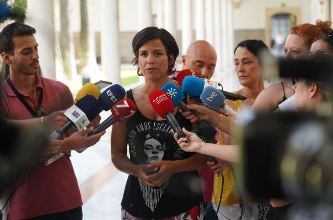 La portavoz de Adelante Andalucía, Teresa Rodríguez, en declaraciones a la prensa. Eduardo Briones / Europa Press