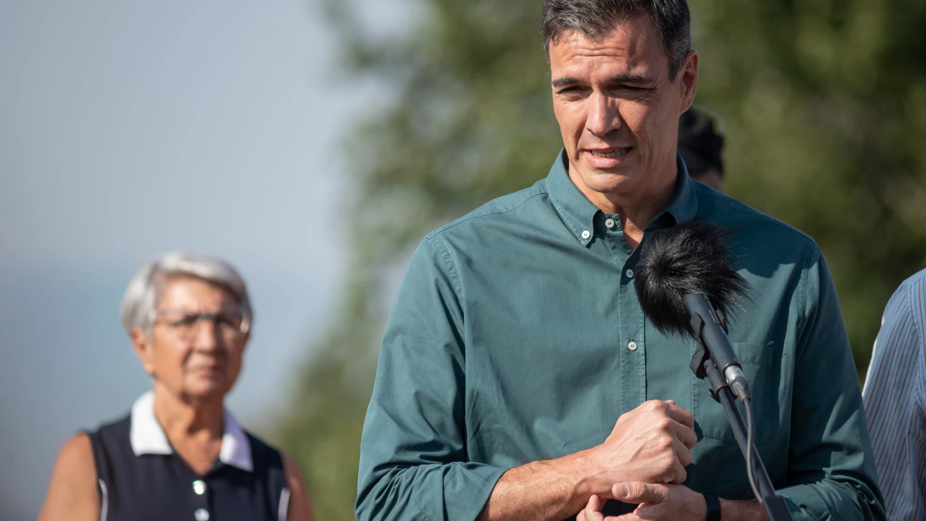 El presidente del Gobierno, Pedro Sánchez, durante la visita que han realizado este martes para reconocer sobre el terreno los trabajos de extinción de los incendios en Galicia. S