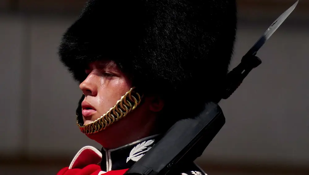 Un miembro de la Compañía F de Guardias Escoceses suda durante la ceremonia del Cambio de Guardia en la explanada del Palacio de Buckingham.