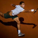 El tenista Carlos Alcaraz, durante los cuartos de final del Mutua Madrid Open contra Rafael Nadal en la Caja Mágica