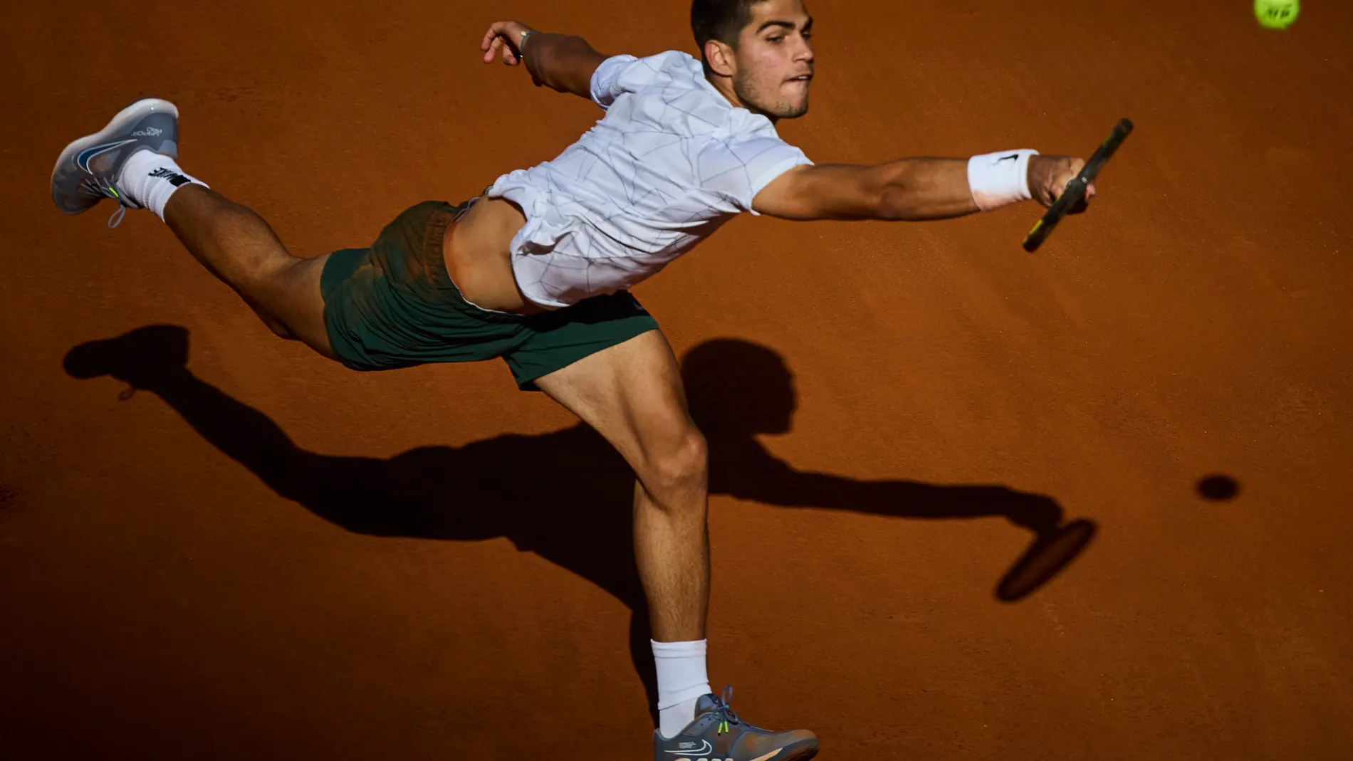 El tenista Carlos Alcaraz, durante los cuartos de final del Mutua Madrid Open contra Rafael Nadal en la Caja Mágica