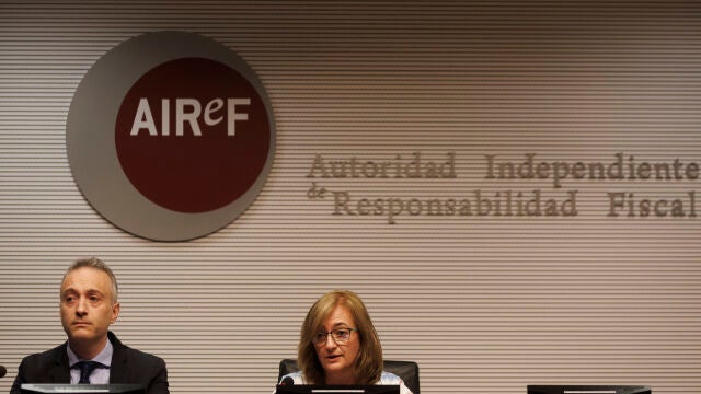 La presidenta de AIReF, Cristina Herrero, y el director de la División de Evaluación del Gasto Público de la AIReF, José María Casado