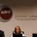 La presidenta de AIReF, Cristina Herrero, y el director de la División de Evaluación del Gasto Público de la AIReF, José María Casado