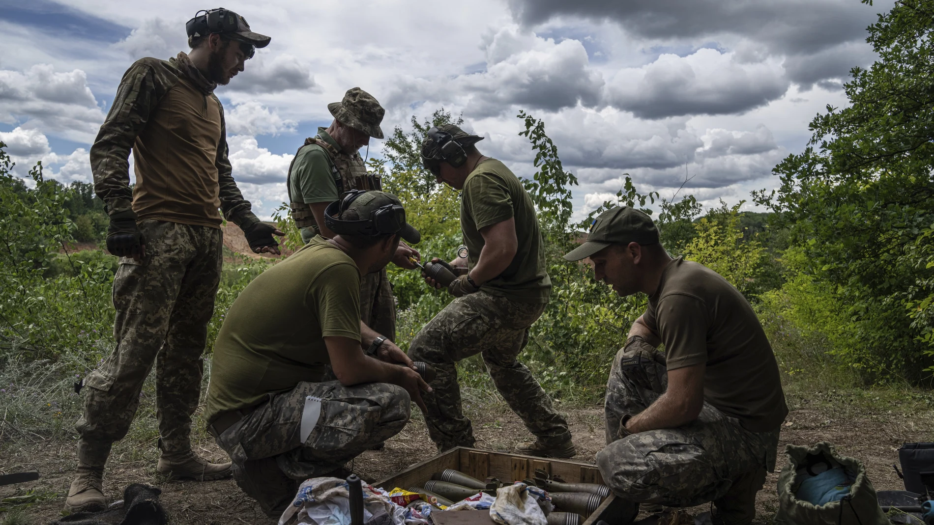 Militares ucranianos limpian la artillería en unos ejercicios en la región de Jarkiv, Ucrania