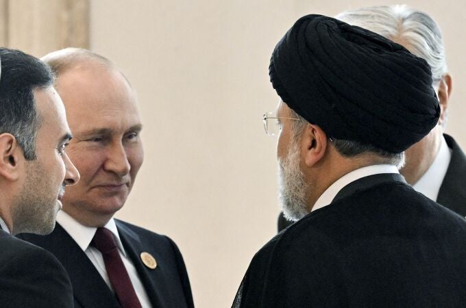 El presidente ruso Vladimir Putin, a la izquierda, habla con el presidente iraní Ebrahim Raisi