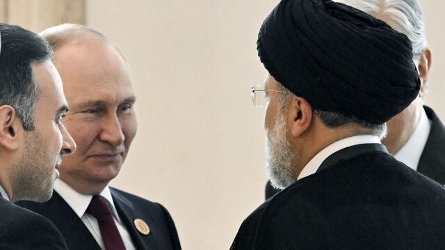 El presidente ruso Vladimir Putin, a la izquierda, habla con el presidente iraní Ebrahim Raisi