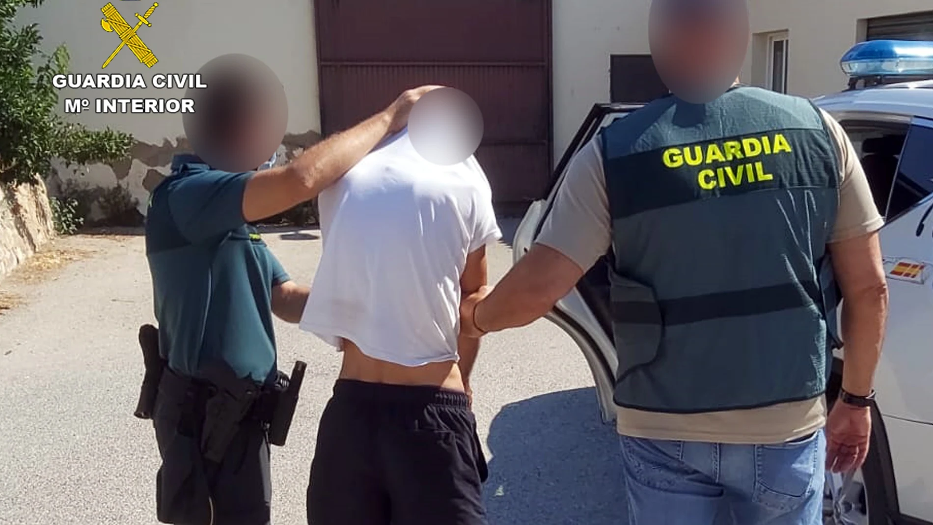 Uno de los detenidos, custodiado por la Guardia Civil