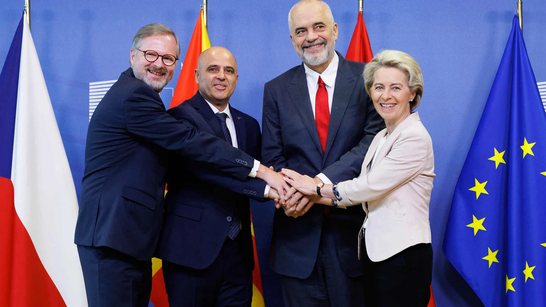 El primer ministro checo, Petr Fiala, su homólogo de Macedonia del Norte, Dimitar Kovacevski, el primer ministro albano, Edi Rama, y la presidenta de la Comisión Europea, Ursula von der Leyen