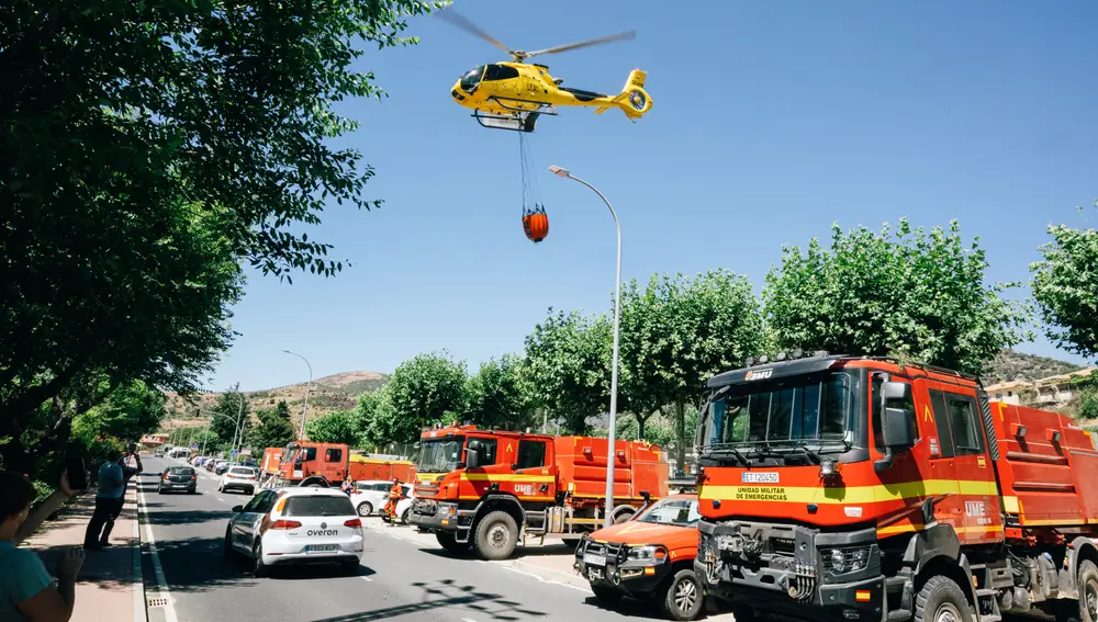 CEBREROS (ÁVILA), 19/07/2022.- Medios aéreos y de la Unidad Militar de Emergencias intervienen en las labores de extinción del incendio de Cebreros (Ávila). EFE/ Raúl Sanchidrián