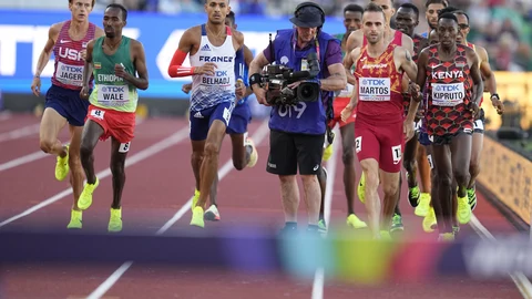 Un cámara se coló en la pista en medio de la carrera de 3.000 obstáculos