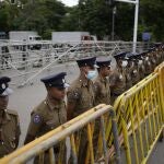 Policías hacen guardia frente al edificio del Parlamento en Colombo, Sri Lanka