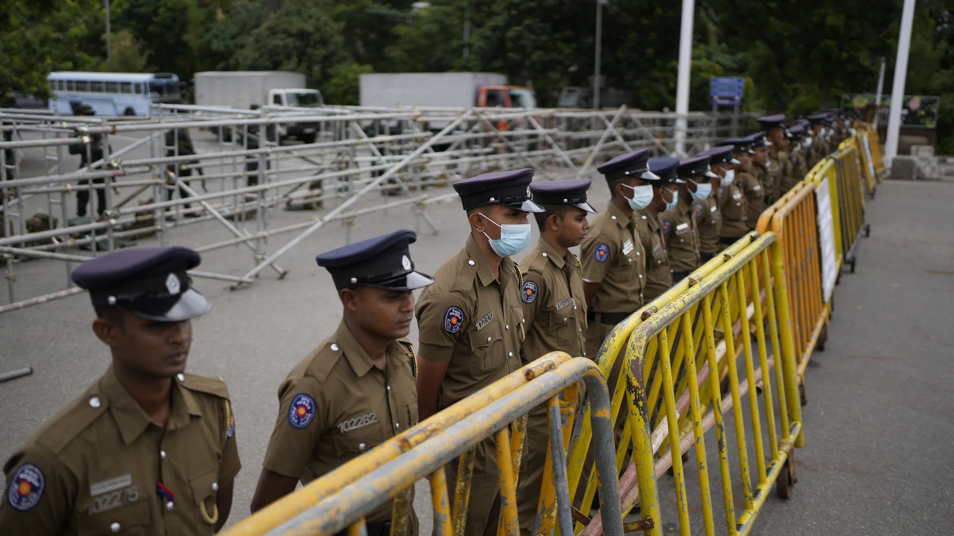 Policías hacen guardia frente al edificio del Parlamento en Colombo, Sri Lanka