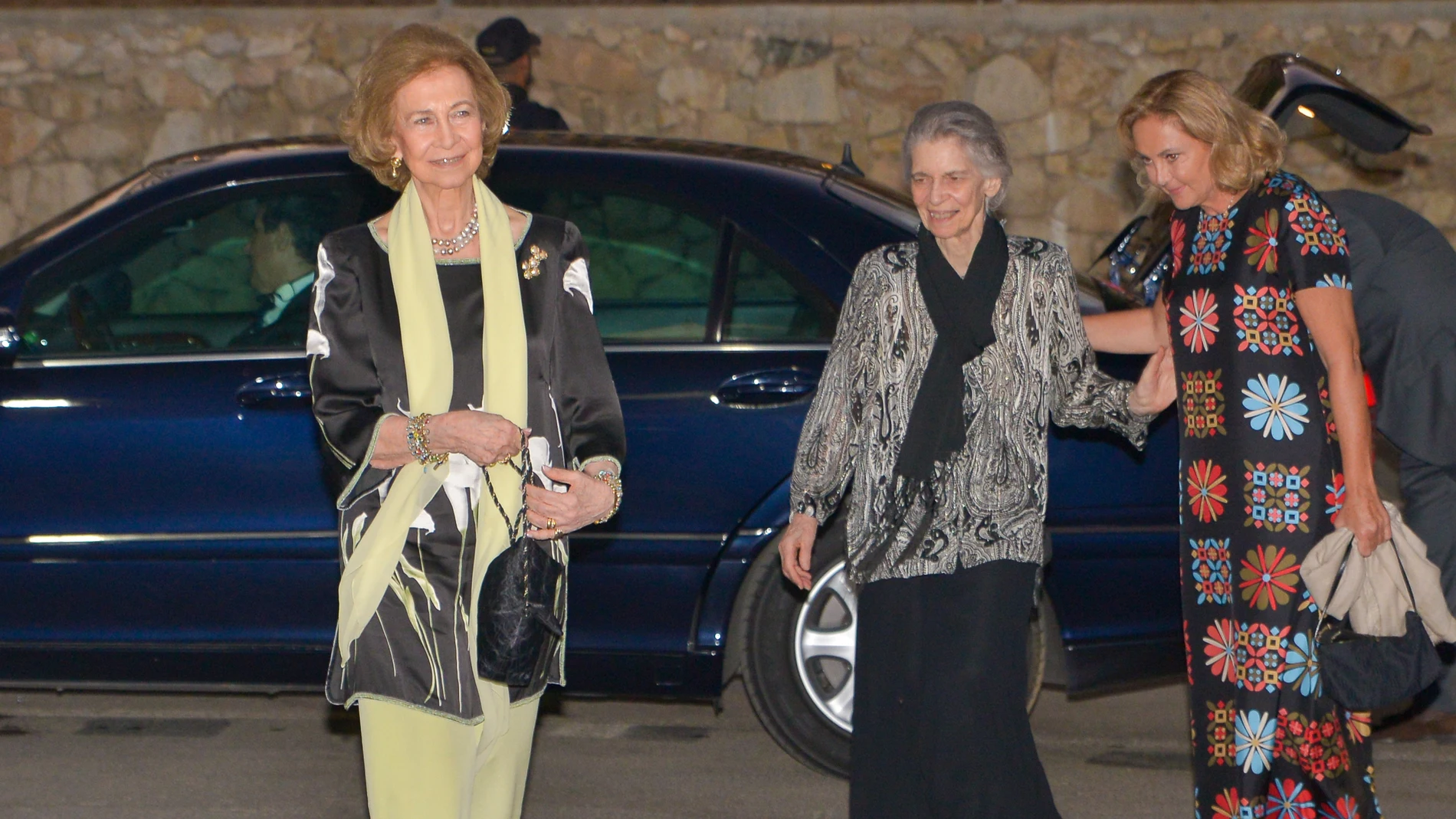 La Reina Sofía (i) e Irene de Grecia (c) a su llegada al concierto de música clásica The Encore Music Festival en Marbella. EFE/Antonio Paz