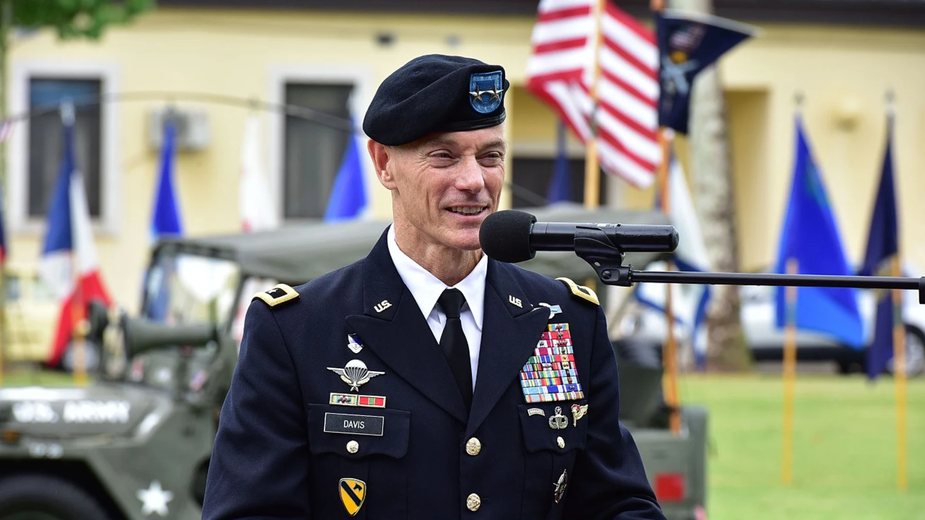 El general retirado Gordon B. "Skip" Davis