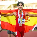 Mohamed Katir posa con la bandera de España y la medalla de bronce.