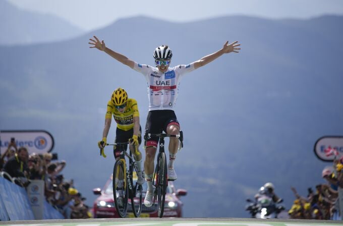 Tadej Pogacar levanta los brazos tras ganar su tercera etapa en este Tour