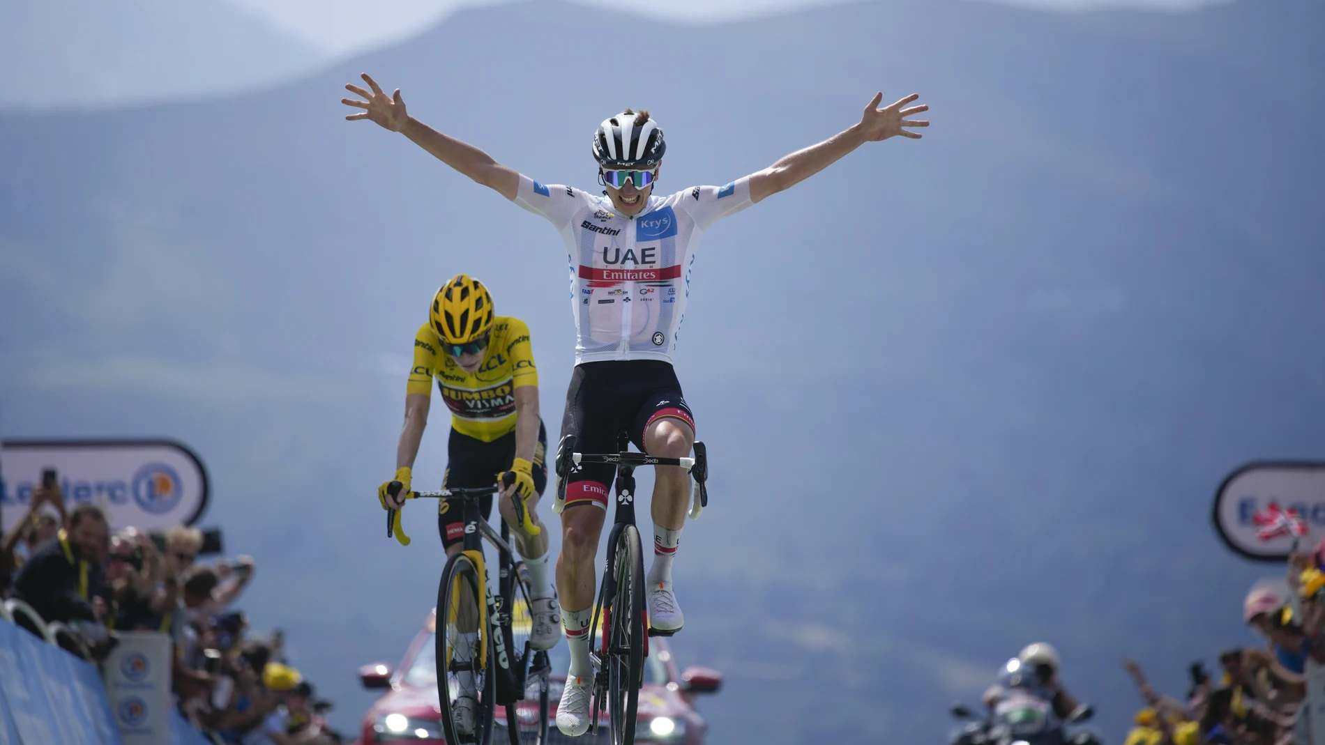 Tadej Pogacar levanta los brazos tras ganar su tercera etapa en este Tour