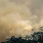 Un hidroavión trabaja en las labores de extinción del incendio declarado el sábado en Cebreros (Ávila) que ha quemado más de 3.000 hectáreas