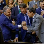 Juanma Moreno saluda a Elías Bendodo, en presencia de Juan Marín, tras pronunciar su discurso de investidura en el Parlamento andaluz