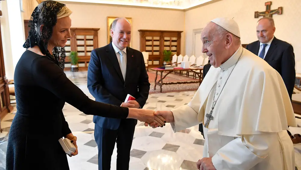 Charlène y Alberto de Mónaco en su visita al Papa Francisco
