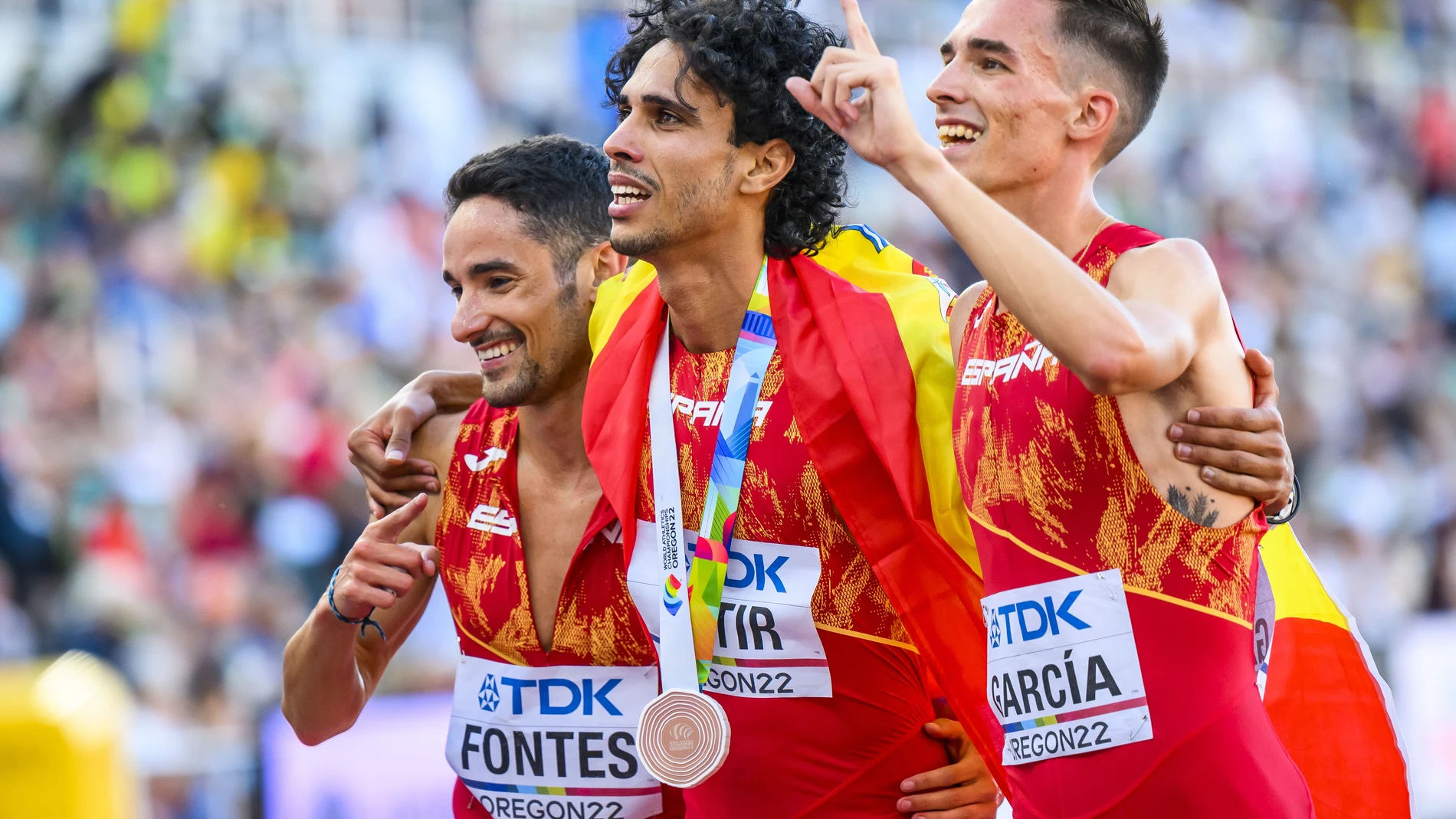 Mohamed Katir, junto a Ignacio Fontes y Mario García.