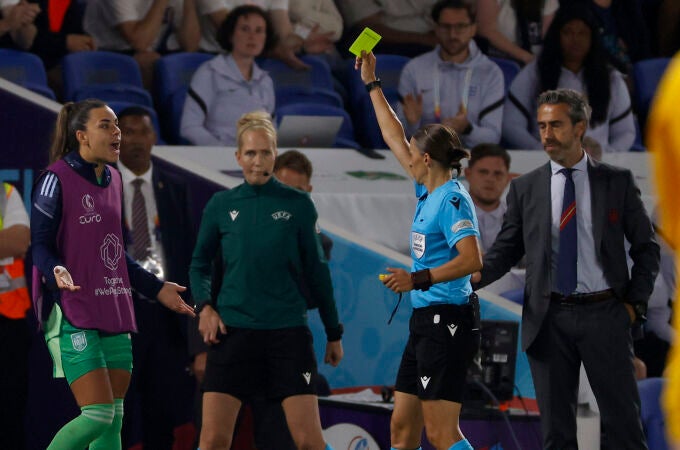 La árbitao Stéphanie Frappart (2-d) muestra tarjeta amarilla a Misa Rodríguez (i), portera suplente de España, durante el partido de cuartos de final de la Eurocopa 2022 ante Inglaterra que se disputa este miércoles en el Amex Stadium de Brighton.