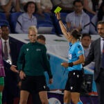 La árbitao Stéphanie Frappart (2-d) muestra tarjeta amarilla a Misa Rodríguez (i), portera suplente de España, durante el partido de cuartos de final de la Eurocopa 2022 ante Inglaterra que se disputa este miércoles en el Amex Stadium de Brighton.