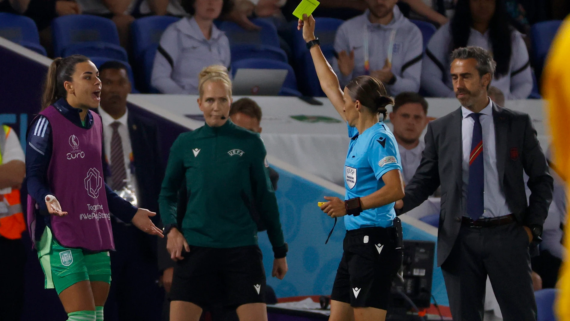 La árbitao Stéphanie Frappart (2-d) muestra tarjeta amarilla a Misa Rodríguez (i), portera suplente de España, durante el partido de cuartos de final de la Eurocopa 2022 ante Inglaterra que se disputa este miércoles en el Amex Stadium de Brighton.