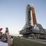 Traslado del cohete SLS con la nave Orion a la plataforma de lanzamiento del Kennedy Space Center para pruebas el pasado mes de marzo.