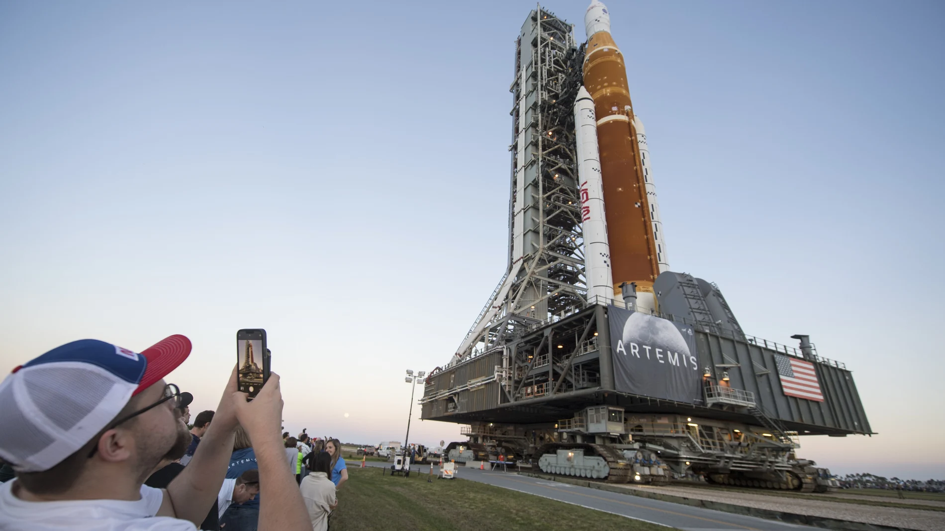 Traslado del cohete SLS con la nave Orion a la plataforma de lanzamiento del Kennedy Space Center para pruebas el pasado mes de marzo.