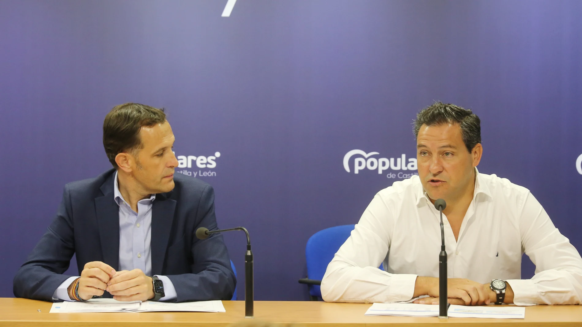 El presidente del PP de Valladolid, Conrado Íscar, y el vicesecretario de Comunicación del PP de Castilla y León y portavoz del Grupo Popular en las Cortes , Raúl de la Hoz, se reúnen con alcaldes