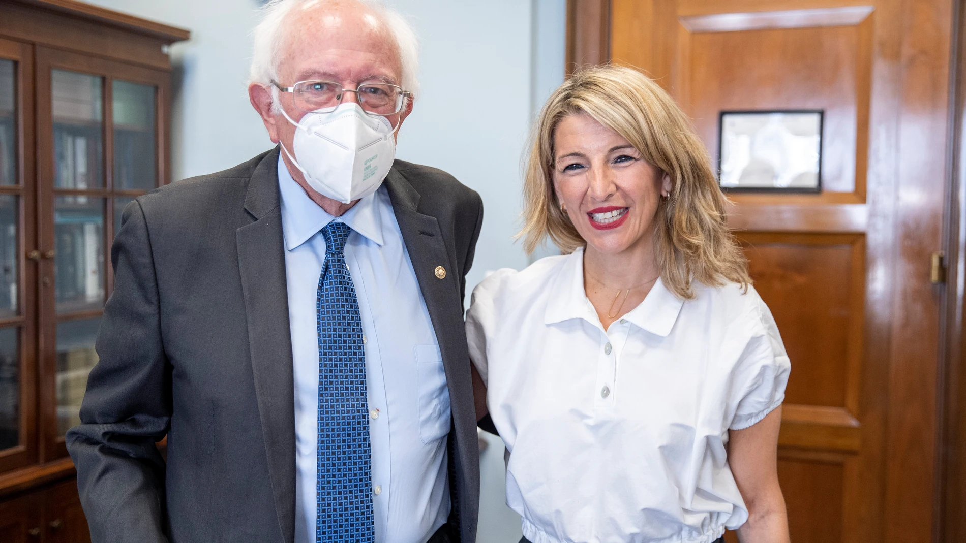 La vicepresidenta segunda y ministra de Trabajo, Yolanda Díaz (d), se reúne con el senador Bernie Sanders (i) durante su viaje a Estados Unidos, este miércoles en Washington