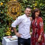 Lara Gilmore, esposa de Massimo Bottura junto al cocinero Antonio Villodre