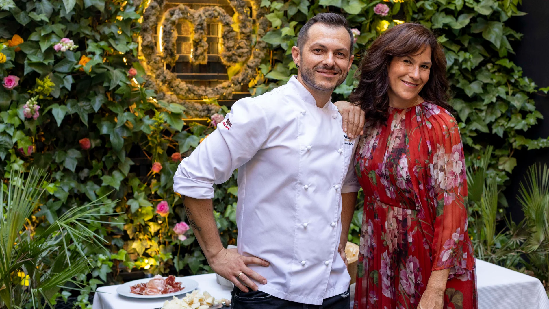 Lara Gilmore, esposa de Massimo Bottura junto al cocinero Antonio Villodre