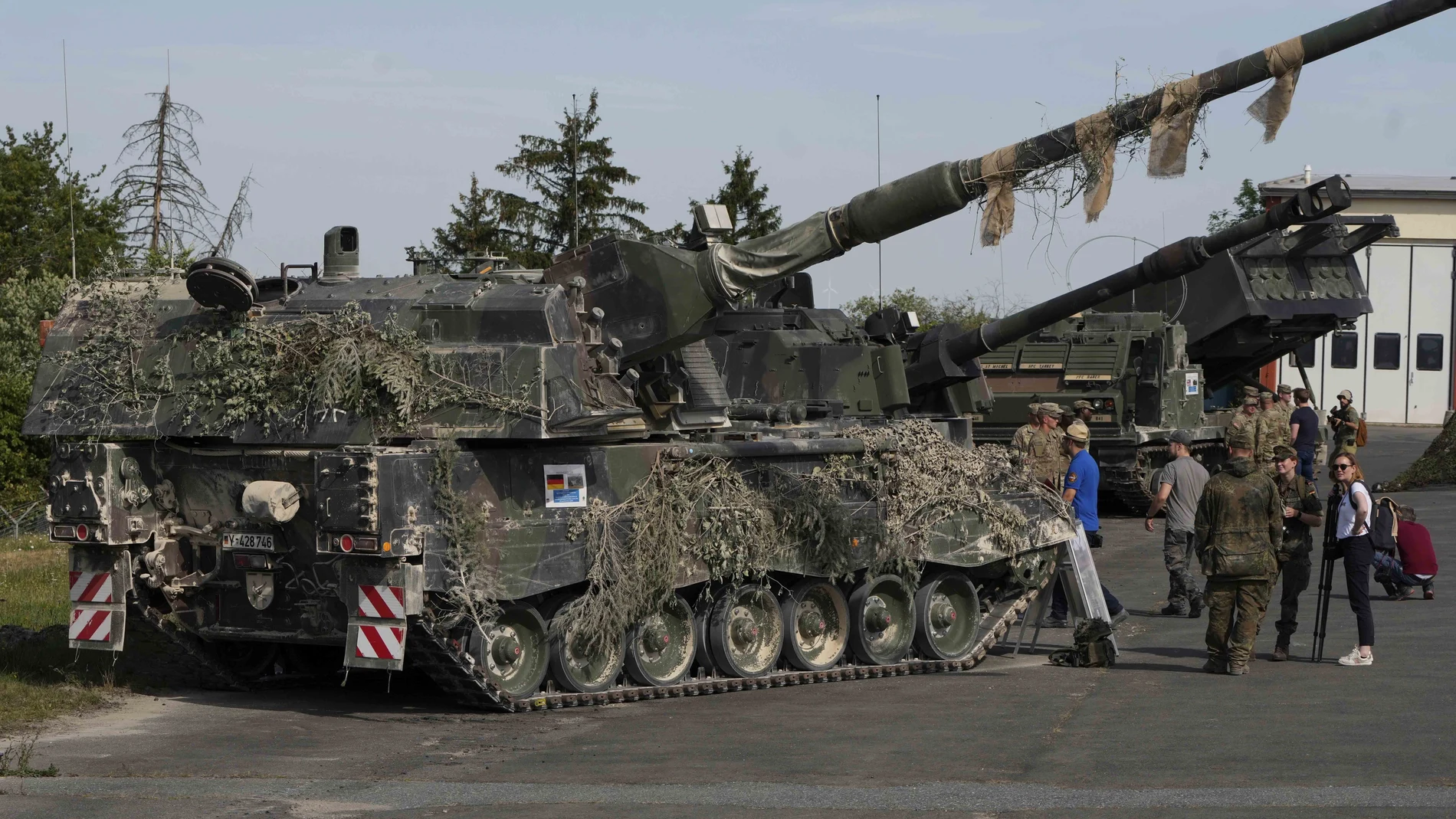 Un blindado "Panzerhaubitze 2000" es aparcado durante unos ejercicios militares en Grafenwoehr (Alemania)