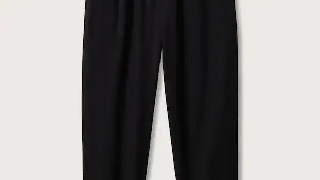 Pantalón elástico negro.