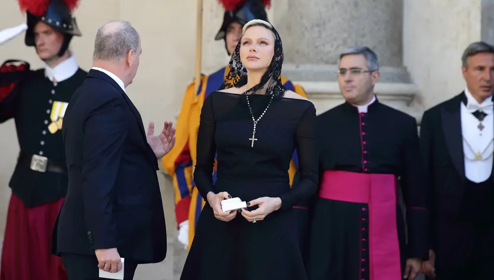 Charlène y Alberto de Mónaco en su visita al Papa Francisco