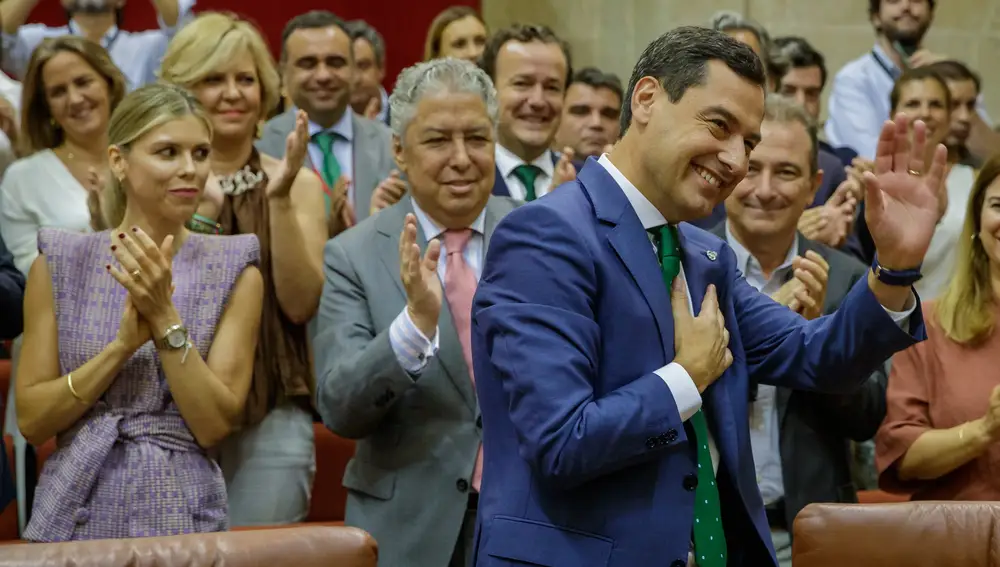 El presidente de la Junta de Andalucía, Juanma Moreno (c), tras ser investido de nuevo como jefe del Ejecutivo autonómico al obtener el respaldo de la mayoría del Parlamento. EFE/Julio Muñoz