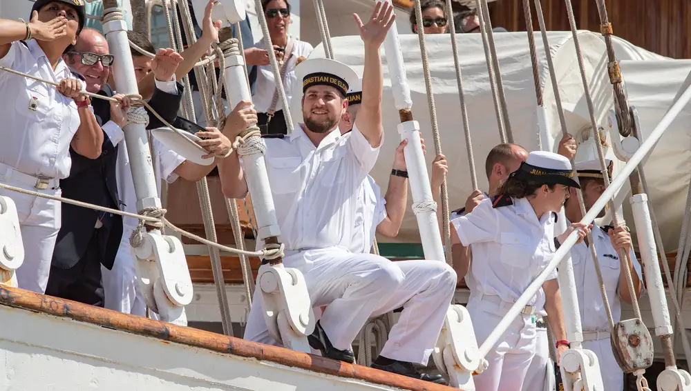 Parte de los 227 futuros oficiales de la Armada española saludan a su regreso. EFE/Román Ríos.