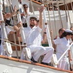 Parte de los 227 futuros oficiales de la Armada española saludan a su regreso. EFE/Román Ríos.
