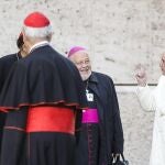 El Papa Francisco saluda a un grupo de obispos durante una reunión en el Vaticano