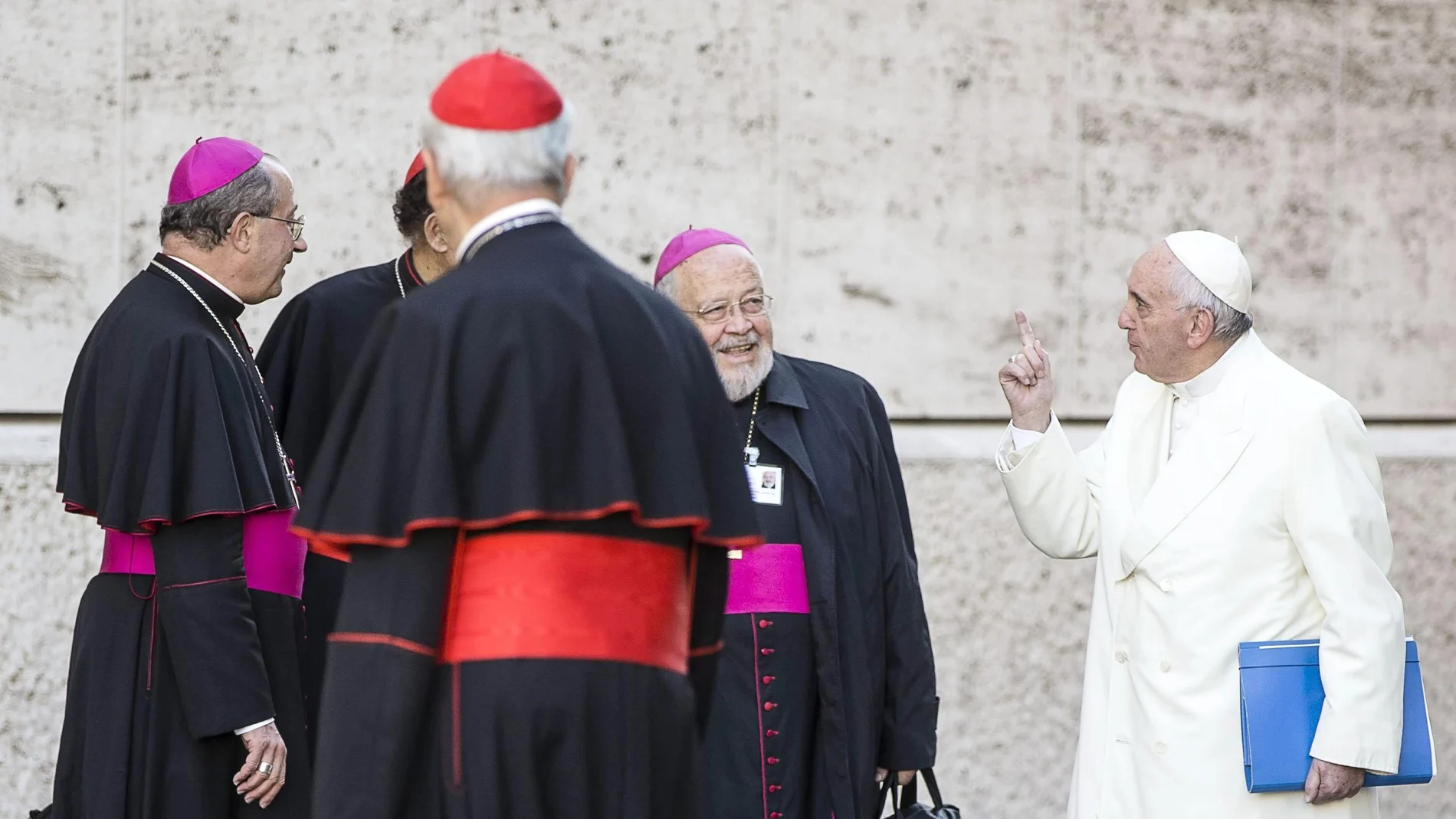 El Papa Francisco saluda a un grupo de obispos durante una reunión en el Vaticano