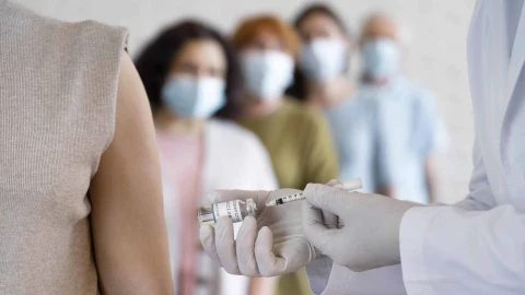 Los ensayos clínicos realizados para el desarrollo de las vacunas contra la covid no incluyeron el registro de posibles cambios pre y menstruales después de la administración de las dosis