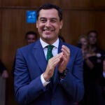 El candidato ya investido, Juanma Moreno, saluda tras la segunda jornada del debate de investidura. Joaquin Corchero / Europa Press