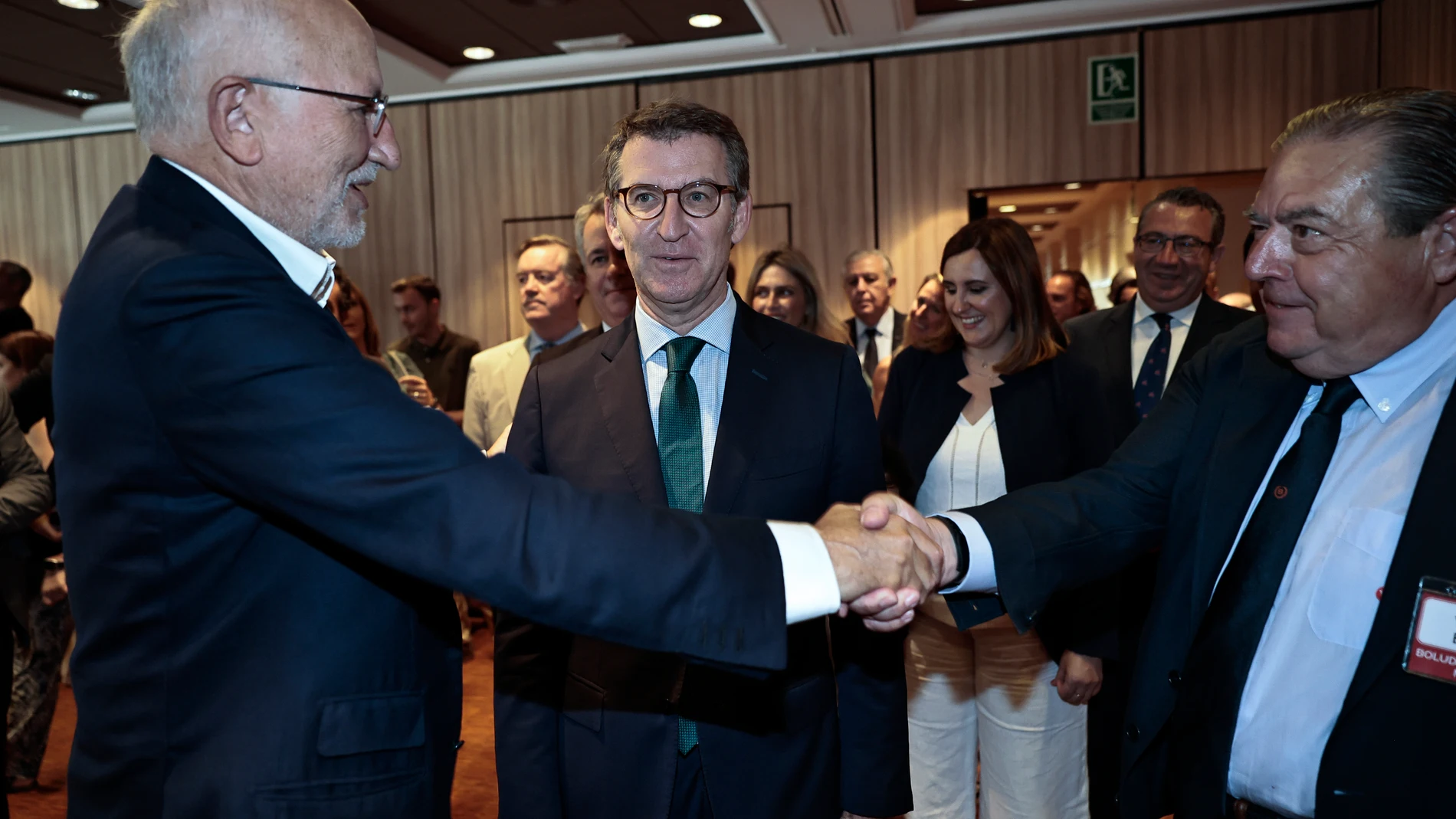 El presidente del Partido Popular, Alberto Núñez Feijóo, interviene en el pleno de la Asociación Valenciana de Empresarios (AVE). En la imagen el presidente de AVE, Vicente Boluda (dcha), saluda al presidente de Mercadona, Juan Roig, ante Núñez Feijóo